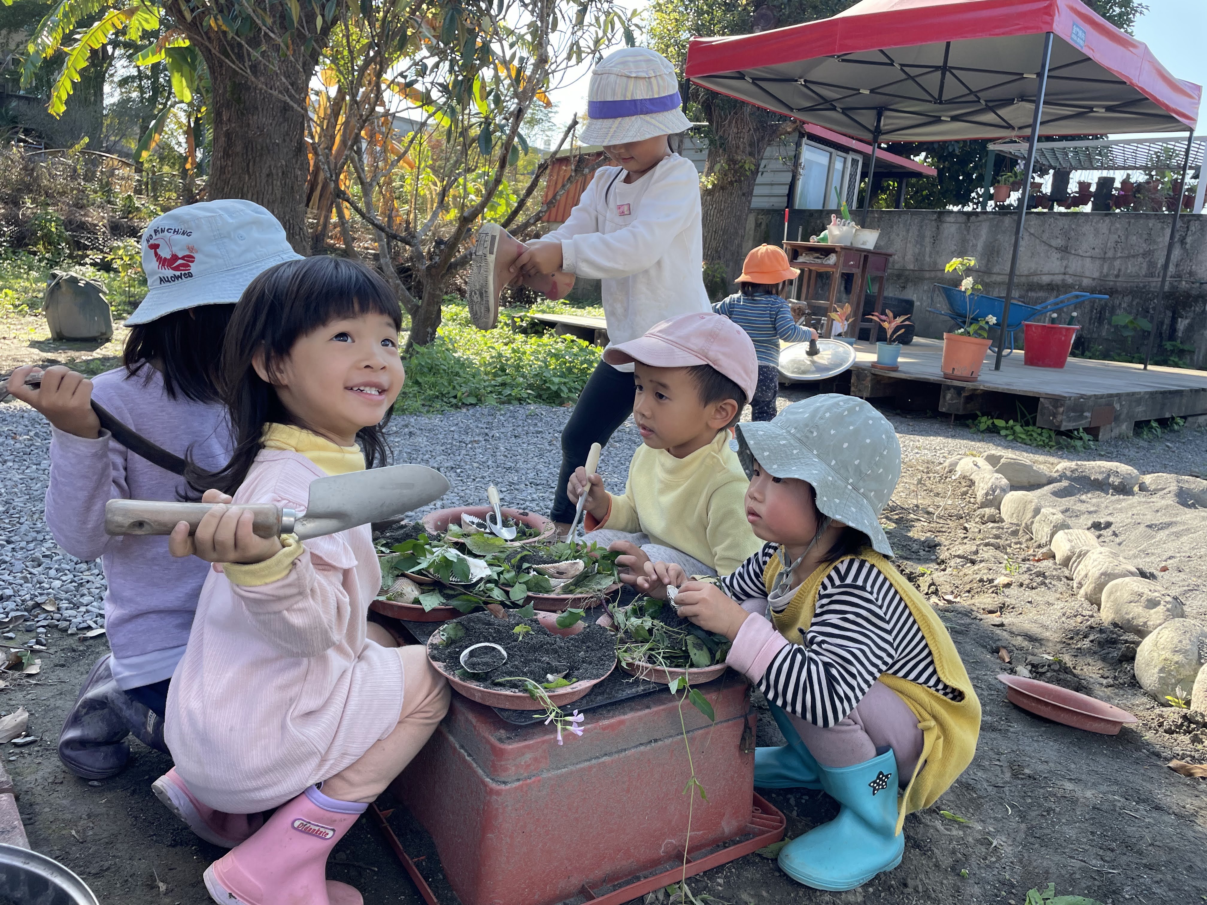 泥土與自然葉片的創作遊戲